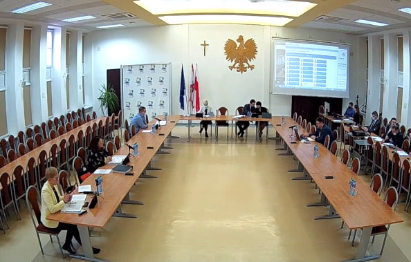 nagranie wideo z XXXII sesji Rady Miejskiej w Olecku, która odbyła się 27 listopada 2020 r.
