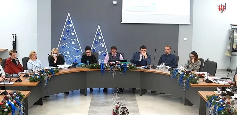 Sala Urzędu Miejskiego w Olecku w czasie sesji. Za stołem siedzi burmistrz Olecka, zastępca Burmistrza i kierownicy wydziałów.