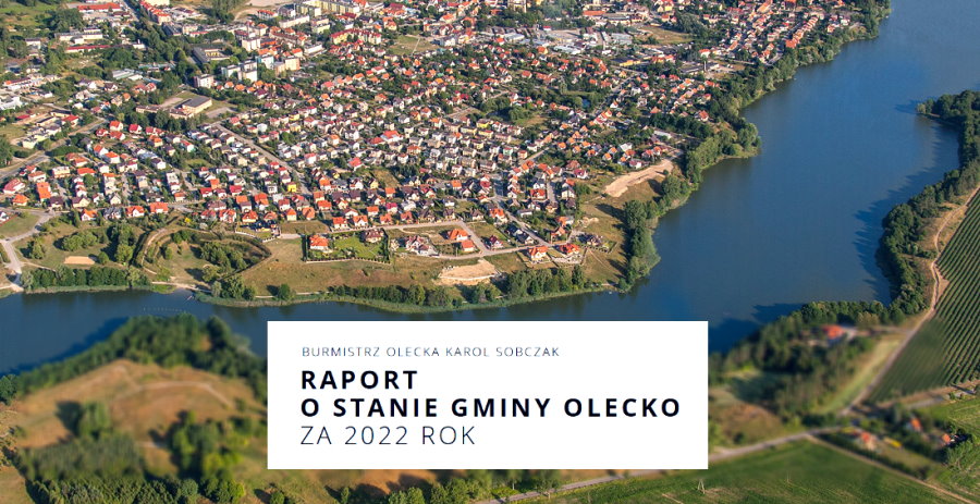 Widok na jezioro i miasto oraz napis Raport o stanie Gminy Olecko za 2022 rok